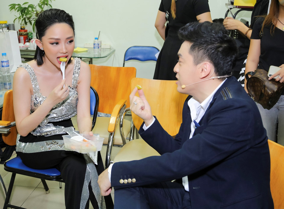 Thu Phương khoe kiểu tóc nổi loạn trong buổi ghi hình The Voice
